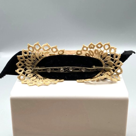 Victorian Mourning Bar Brooch with Velvet Ribbon and Lace, Long Crystal Lapel - Picture 4 of 5